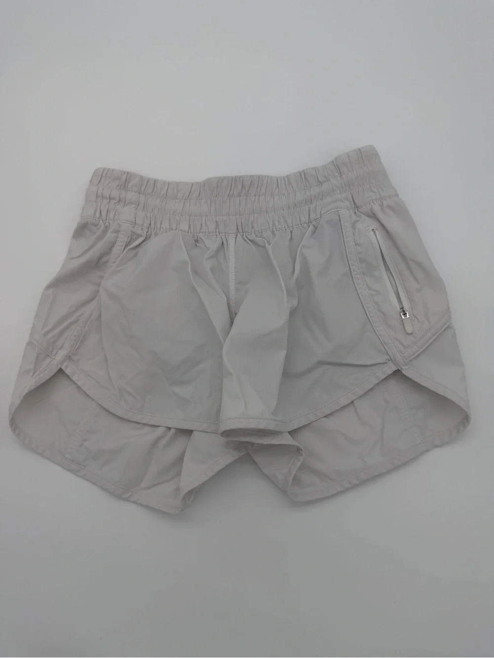 White Lululemon Low Rise Fit Tracker Short 4” Inseam Size 6 Swift Ultra - Picture 1 of 8